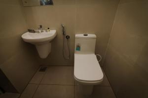 un bagno con un water e un lavandino di Hotel Eastern a Sultan Bathery