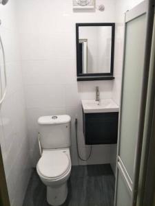 S Avenue Hotel في جوهور باهرو: حمام أبيض مع مرحاض ومغسلة