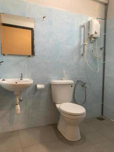 ein Badezimmer mit Toilette und Waschbecken in der Unterkunft OYO 89777 Urbanstay Kuantan in Kampong Bukit Ubi