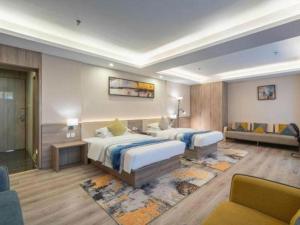 ein Hotelzimmer mit zwei Betten und einer Couch in der Unterkunft Metropolo Hotel Suzhou Guogou Plaza Huaxia in Suzhou + 161 Fotos