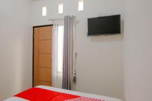 Телевизор и/или развлекательный центр в Capital O 2798 Semeru Residence Syariah