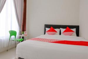 Postel nebo postele na pokoji v ubytování Capital O 2798 Semeru Residence Syariah