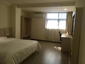 Hanting Hotel Shenzhen Baoan Xixiang Taoyuanju客房内的一张或多张床位