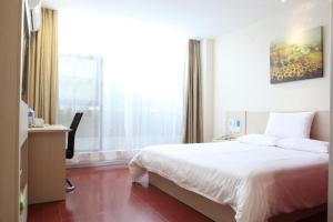 Hanting Hotel Shenzhen Baoan Xixiang Taoyuanju客房内的一张或多张床位