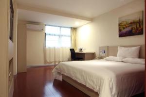 Hanting Hotel Shenzhen Baoan Xixiang Taoyuanju客房内的一张或多张床位