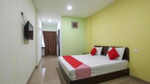 Ένα ή περισσότερα κρεβάτια σε δωμάτιο στο HS Hotel Siswa Near UTAR
