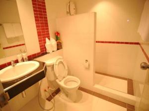 een badkamer met een toilet, een wastafel en een douche bij Grand Living Residence in Chiang Mai +28 foto's