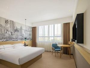 une chambre d'hôtel avec un lit et une télévision dans l'établissement City Comfort Inn Enshi Jingang Baijia Plaza, à Enshi 216 autres photos