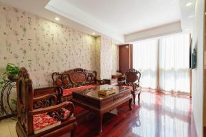 北京Chonpines Hotel Beijing Daxing Airport Caoqiao Metro Station的带沙发和桌子的客厅
