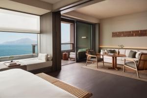 珠海阿丽拉珠海东澳岛的一间带床、桌椅的酒店房间 更多37张照片