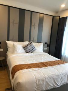 Ένα ή περισσότερα κρεβάτια σε δωμάτιο στο Phong Studio Khoáng Nóng 5 Sao-LynnTimes Thanh Thuy-