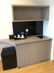 Η κουζίνα ή μικρή κουζίνα στο Phong Studio Khoáng Nóng 5 Sao-LynnTimes Thanh Thuy- +20 φωτογραφίες