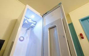 e bagno con doccia. di Yongin Valentine a Yongin