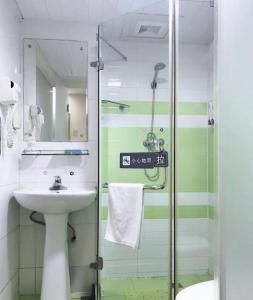 Koupelna v ubytování 7 Days Inn Guiyang Qianlingshan Park Beijing Road Metro Station