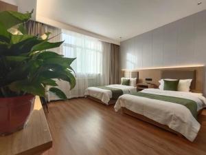 Ένα ή περισσότερα κρεβάτια σε δωμάτιο στο GreenTree Inn Shanxi Jinzhong JieXiu Railway Station Express Hotel