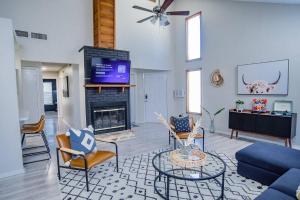 a living room with a fireplace and a tv at Coffee Bar | Fast Wifi | 5 miles to Schlitterbahn in Schumannsville