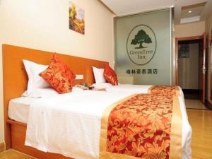 Postel nebo postele na pokoji v ubytování GreenTree Inn LangFang YanJiao Tianyang Plaza Express Hotel