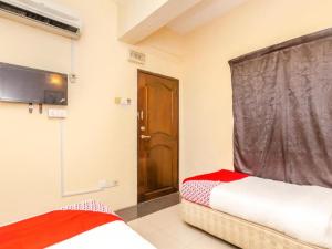Кровать или кровати в номере OYO 89703 B Link Hotel +58 фотографий