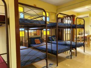 un groupe de lits superposés dans une pièce dans l'établissement Hotel O Arriva Travellers, à Kuching