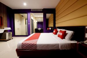Ένα ή περισσότερα κρεβάτια σε δωμάτιο στο Sriracha Hotel And Spa