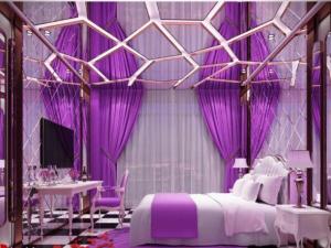 une chambre avec des rideaux violets, un lit et une table dans l'établissement GreenTree Inn Jianyan Renmin Middle Eastern Sleepless city Pedestrian Express Hotel, à Magou