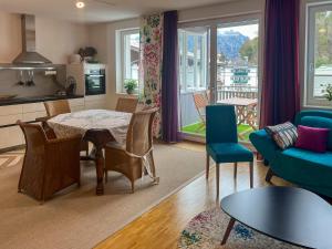 a kitchen and living room with a table and chairs at Apartments im LOIDLs GUESTHOUSE in Traunkirchen