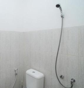 Et badeværelse på Hotel O Mahagoni House Syariah