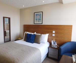 Postel nebo postele na pokoji v ubytování Cullen Bay Hotel