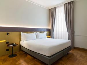 Postel nebo postele na pokoji v ubytování UNA HOTELS One Catania