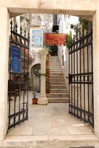 einen Eingang zu einem Gebäude mit einem Tor und einer Treppe in der Unterkunft Villa Carrara in Trogir