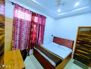 Hotel Yolo- Chandigarh客房内的一张或多张床位