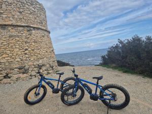 due biciclette sono parcheggiate accanto a un faro di pietra di As casinhas do Moinho a Valença