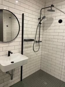 ein weißes Badezimmer mit Waschbecken und Dusche in der Unterkunft HausKaiser in Wulkaprodersdorf