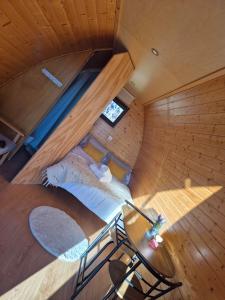 an overhead view of a bedroom in a tiny house at As casinhas do Moinho in Valença +29 photos