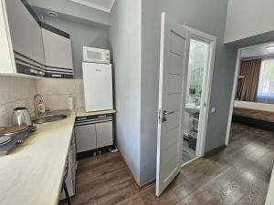 Kuchyň nebo kuchyňský kout v ubytování Central Location Apartment