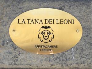 una señal para el lomo de Leamington der en la entrada al l en La Tana Dei Leoni Affittacamere, en Florencia