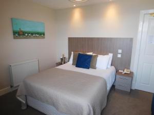 Postel nebo postele na pokoji v ubytování Cullen Bay Hotel