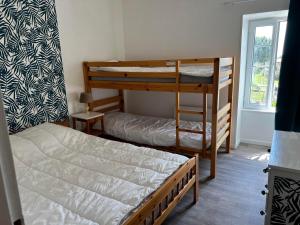 Ένα ή περισσότερα κρεβάτια σε δωμάτιο στο Les Maisons Pitchoune & Pitchounette