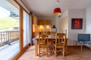 a kitchen and dining room with a table and chairs at Appartement La Montagne in Orelle