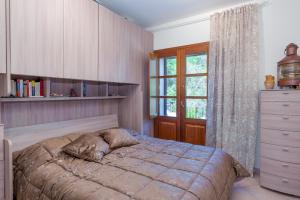 Un dormitorio con una cama grande y una ventana. en Appartamento Mountain View, en San Pantaleo