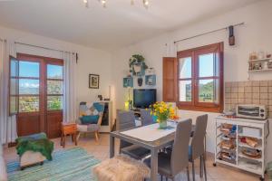 Una cocina y un comedor con mesa y sillas. en Appartamento Mountain View, en San Pantaleo