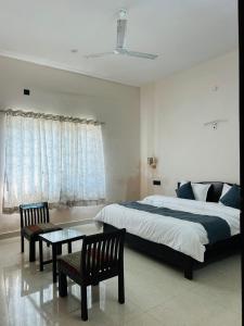 Ένα ή περισσότερα κρεβάτια σε δωμάτιο στο Nalini s comfort inn +2 φωτογραφίες