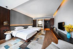 Postel nebo postele na pokoji v ubytování 珠江国际江景酒店北滨路洪崖洞夜景店 Skyline Curated Hotel