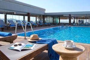 윈덤 그랜드 아테네 내부 또는 인근 수영장