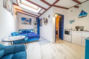 a bedroom with a blue bed and a table at Pokoje Żeglarza przy promenadzie, Mikołajki in Mikołajki