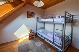 2 łóżka piętrowe w pokoju ze schodami w obiekcie Côté Mer - Maison familiale accès privé à la plage w mieście Sarzeau