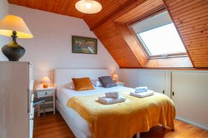 Łóżko lub łóżka w pokoju w obiekcie Côté Mer - Maison familiale accès privé à la plage