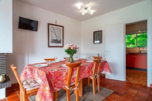 Telewizja i/lub zestaw kina domowego w obiekcie Côté Mer - Maison familiale accès privé à la plage