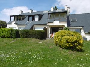 a large white house with a green yard at Appartement YOUN - à 500 m de la plage WIFI in Sarzeau