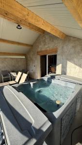 Bazén v ubytování Gîte cosy au cœur de la nature nebo v jeho okolí
